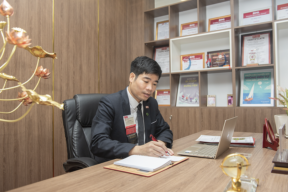 Hình ảnh Giám đốc Đỗ Minh Đức tại Văn phòng Công ty